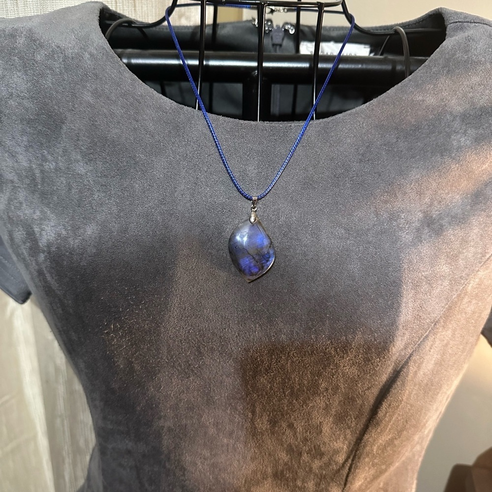 Blue Flash Labradorite Pendant Necklace - Picture 7 of 9